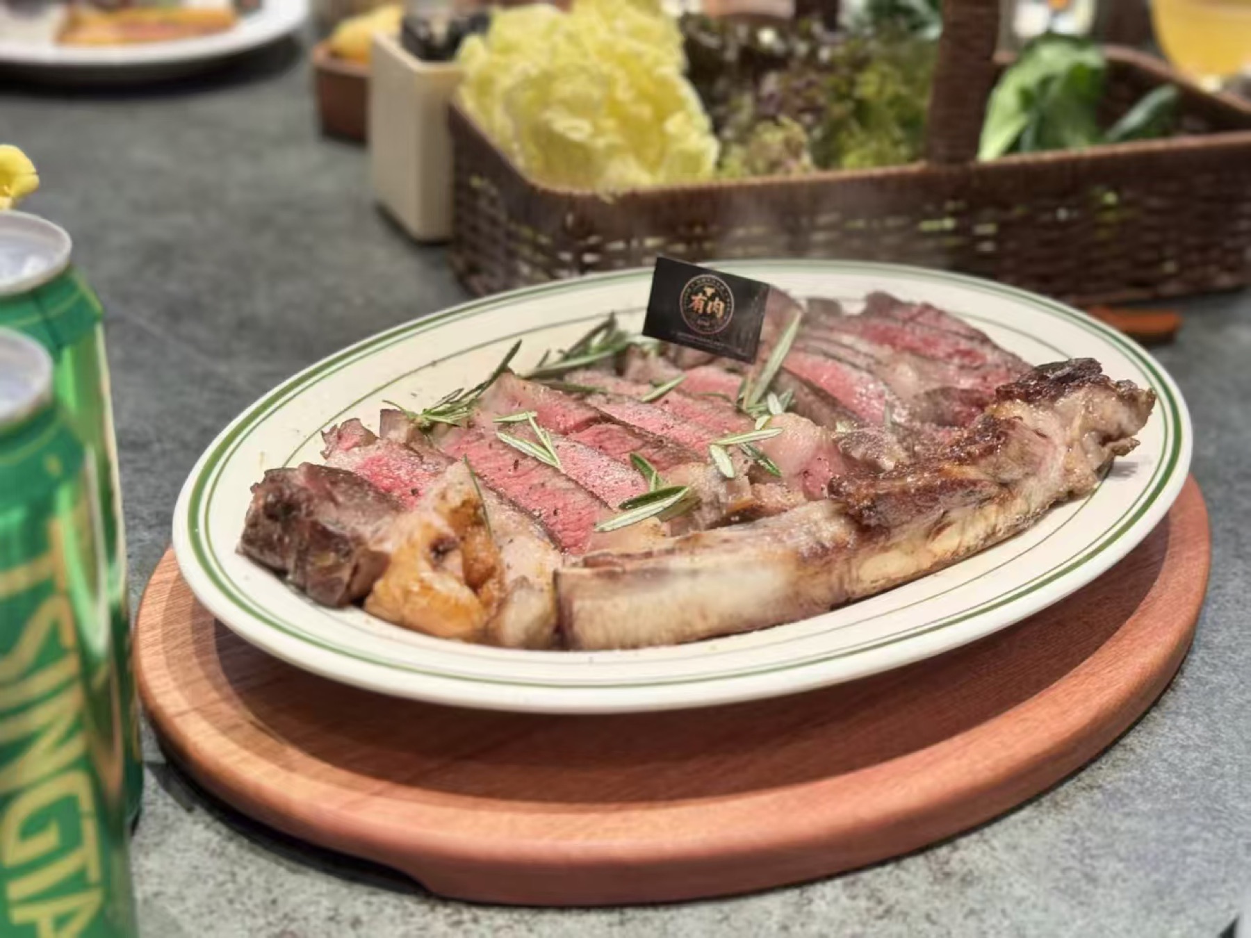 有肉实拍的煎烤牛排与配菜